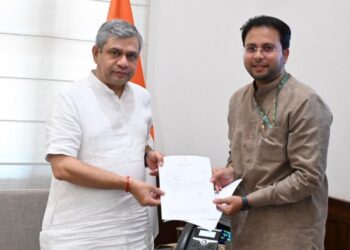 नंदुरबार पुणे रेल्वे सुरू करण्यासंदर्भात खासदार गोवाल पाडवी यांनी रेल्वेमंत्री अश्विनी वैष्णव यांची घेतली भेट