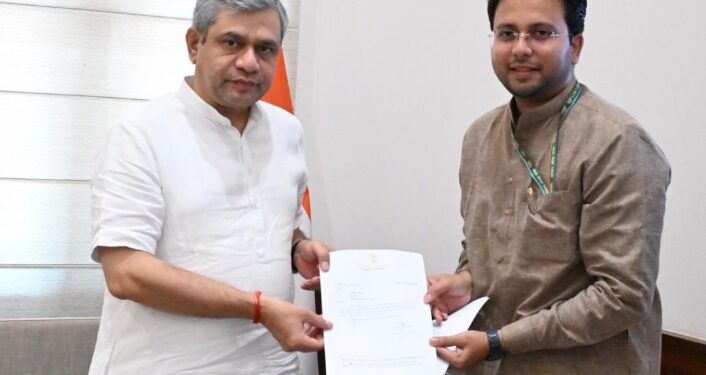 नंदुरबार पुणे रेल्वे सुरू करण्यासंदर्भात खासदार गोवाल पाडवी यांनी रेल्वेमंत्री अश्विनी वैष्णव यांची घेतली भेट