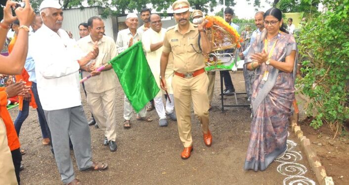भालेर येथील क.पु.पाटील माध्यमिक विद्यालयात पोलीस अधीक्षक श्रवण दत्त एस. याच्या उपस्थितीत काढण्यात आली वृक्षदिंडी