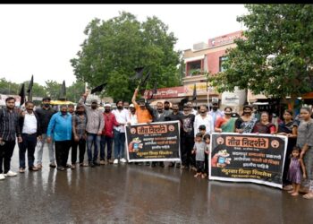 बदलापूर घटनेच्या निषेधार्थ शिवसेना उबाठा पक्षामार्फत भर पावसात काळ्याफिती लावून आंदोलन