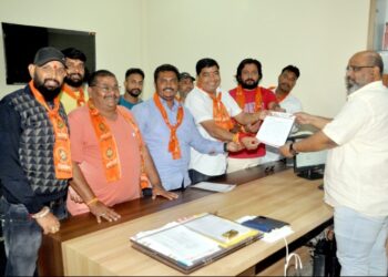 खड्ड्यांची दुरुस्ती न झाल्यास टाळा ठोको आंदोलन, शिवसेना उबाठा पक्षातर्फे इशारा