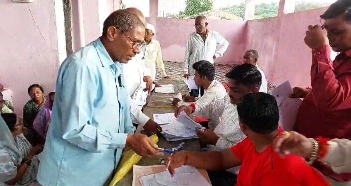 विशाल बाबा मित्र परिवारातर्फे नागरिकांचे मुख्यमंत्री तीर्थयात्रा योजनेचे भरण्यात आले 100 अर्ज