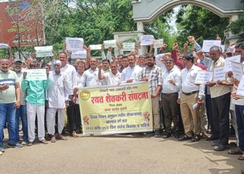 4200 शेतकऱ्यांचे अडीच वर्षांपासून 45 कोटीच्यावर ठिबक सिंचनचे अनुदान रखडले, शेतकरी आक्रमक, जिल्हाधिकारी कार्यालयासमोर आंदोलन