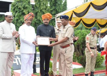 स्वातंत्र्य दिनानिमित्त उत्कृष्ट कार्य करणाऱ्या अधिकारी कर्मचाऱ्यांचा पालकमंत्री डॉ.विजयकुमार गावित यांच्या हस्ते सत्कार