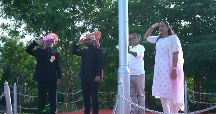 जिल्हा परिषदेत अध्यक्ष डॉ. सुप्रिया गावित यांच्या हस्ते ध्वजारोहण