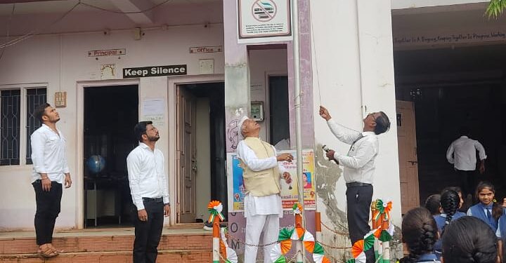 आमलाड येथील विद्या गौरव येथे स्वातंत्र्यदिन साजरा