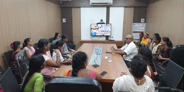 नंदुरबारच्या तीस लाडक्या बहीणींशी मुख्यमंत्री एकनाथ शिंदे यांनी साधला संवाद