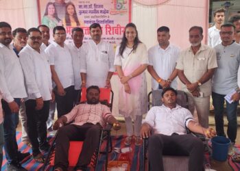 नामदार डॉ. विजयकुमार गावित यांच्या वाढदिवसानिमित्त केली वृक्ष लागवड आणि रक्तदान