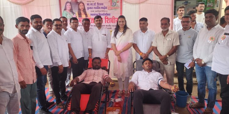 नामदार डॉ. विजयकुमार गावित यांच्या वाढदिवसानिमित्त केली वृक्ष लागवड आणि रक्तदान
