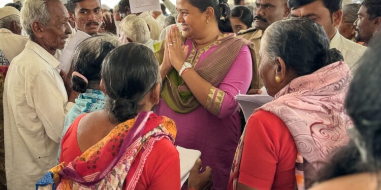 मंत्री ना.डॉ.विजयकुमार गावित यांच्या संकल्पनेतून घेण्यात आलेल्या भव्य शिबिरात अडीच हजारहून अधिक वृद्धांनी योजनेसाठी केली नोंदणी