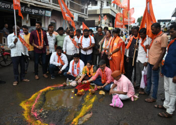 शिवसेना उबाठा पक्षामार्फत खड्ड्यांमध्ये पूजन करून केले वृक्षारोपण