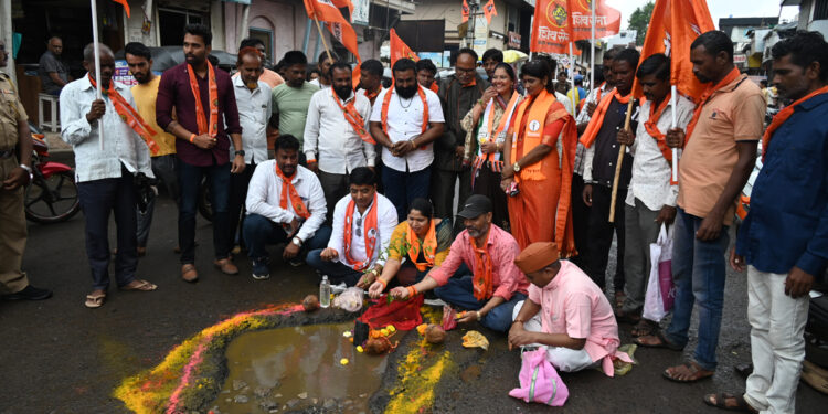 शिवसेना उबाठा पक्षामार्फत खड्ड्यांमध्ये पूजन करून केले वृक्षारोपण