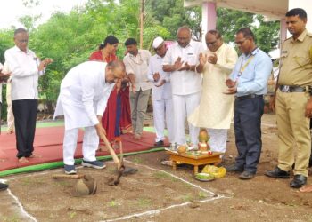 क. पू. पाटील माध्यमिक विद्यालयात वर्ग खोल्याचे मंत्री डॉ.विजयकुमार गावित यांच्या हस्ते भूमिपूजन