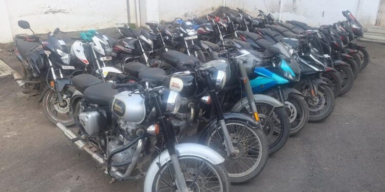 तीन राज्यातून दुचाकी चोरून लपवल्या जंगलात, युवकाला अटक करून 19 मोटरसायकली केल्या हस्तगत