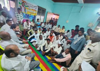 धडगाव काँग्रेस कार्यालयात खासदार ऍड गोवाल पाडवी व आमदार ऍड के. सी.पाडवी यांनी कार्यकर्त्यांसोबत साधला संवाद