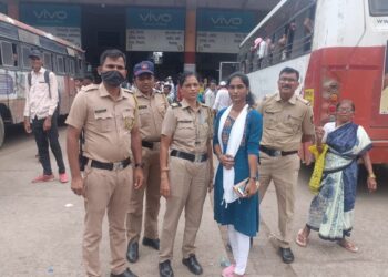 गहाळ झालेले पर्स दामिनी पथकातील पोलीसांनी काही वेळातच महिलेला केले परत