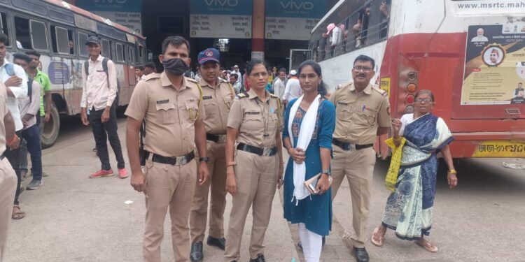 गहाळ झालेले पर्स दामिनी पथकातील पोलीसांनी काही वेळातच महिलेला केले परत