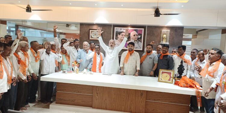 मांजरे येथील माजी सरपंचांसह शेकडो ग्रामस्थांच्या शिंदे शिवसेनेत प्रवेश