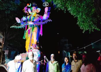 शिंदे येथे झाले हिंदू मुस्लिम एकतेचे दर्शन, मुस्लिमांनी पुष्पवृष्टी करीत गणरायाला दिला निरोप