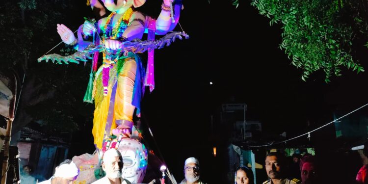 शिंदे येथे झाले हिंदू मुस्लिम एकतेचे दर्शन, मुस्लिमांनी पुष्पवृष्टी करीत गणरायाला दिला निरोप