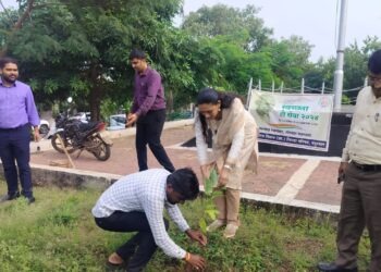 जिल्हा परिषदआवारात ‘एक पेड मा के नाम ‘अंतर्गत वृक्षारोपण