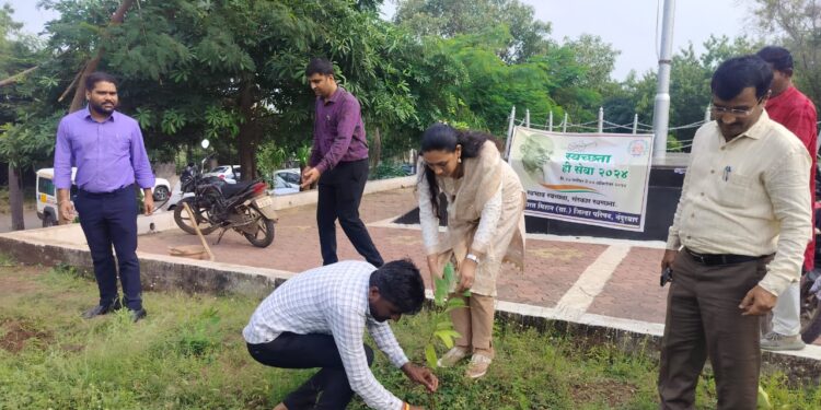 जिल्हा परिषदआवारात ‘एक पेड मा के नाम ‘अंतर्गत वृक्षारोपण