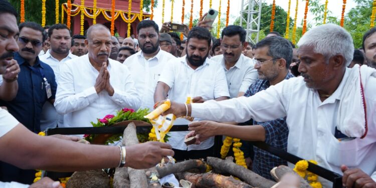 माजी मंत्री रोहिदास पाटील यांच्यावर धुळे येथे शासकीय इतमामात अंत्यसंस्कार