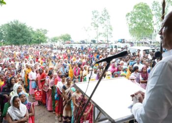 आदिवासी विकास मंत्री डॉ. विजयकुमार गावित यांच्या हस्ते ३ हजार कामगार संचांचे वितरण