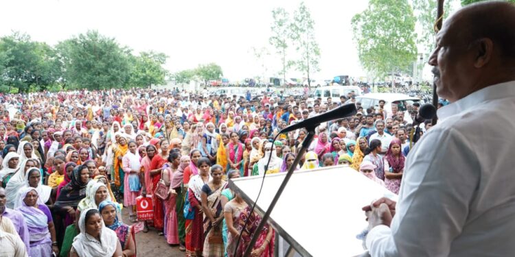 आदिवासी विकास मंत्री डॉ. विजयकुमार गावित यांच्या हस्ते ३ हजार कामगार संचांचे वितरण