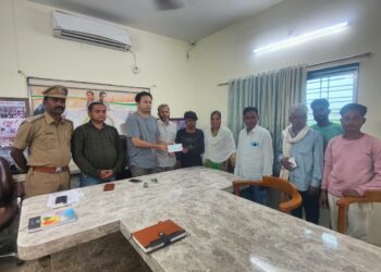 बिबट्याच्या हल्ल्यात मृत्यू झालेल्याच्या नातेवाईकांना खा. गोवाल पाडवी यांच्या हस्ते धनादेश वितरीत