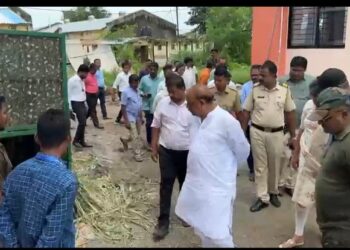 लोय आश्रम शाळेला डॉ. विजयकुमार गावित यांनी दिली भेट