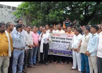 बिबट्यांच्या बंदोबस्त करण्यासाठी सामाजिक संघटनांचा वनविभागावर मोर्चा