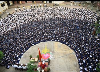 श्राॅफ हायस्कूलच्या अडीच हजार विद्यार्थ्यांद्वारे अथर्वशीर्षाच्या मंगल स्तोत्राचे गायन