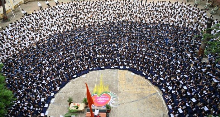 श्राॅफ हायस्कूलच्या अडीच हजार विद्यार्थ्यांद्वारे अथर्वशीर्षाच्या मंगल स्तोत्राचे गायन
