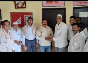 ‘ सरकारी काम सहा महिने थांब’ म्हणीला फाटा देणाऱ्या मंडळ अधिकारी व तलाठीचा  गावकरी व शेतकऱ्यांनी केला जाहीर सत्कार