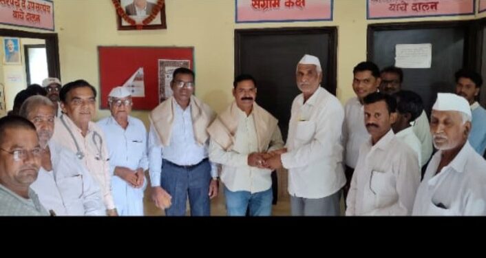 ‘ सरकारी काम सहा महिने थांब’ म्हणीला फाटा देणाऱ्या मंडळ अधिकारी व तलाठीचा  गावकरी व शेतकऱ्यांनी केला जाहीर सत्कार