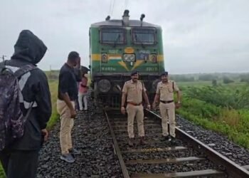 इंधन वाहून नेणाऱ्या मालगाडीचे डब्बे रुळावरुन घसरल्याची बातमी, यंत्रणांनी घटनास्थळाकडे धाव…
