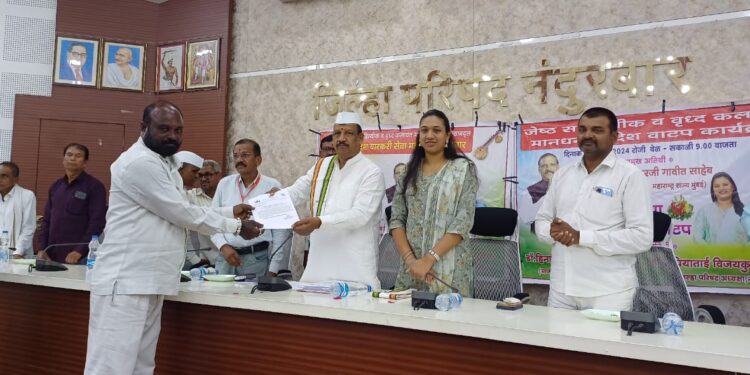 आयुष्यभर समाज प्रबोधन करणाऱ्या वृद्ध साहित्यिक, कलावंतांच्या शासन सदैव पाठीशी :डॉ. विजयकुमार गावित