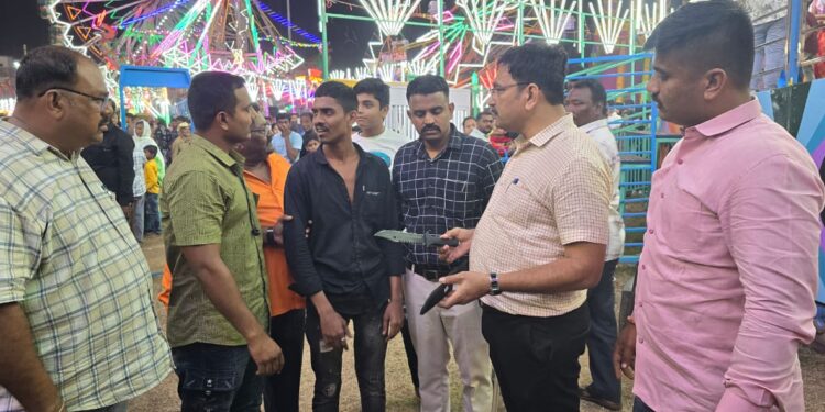 खोडाईमाता यात्रेत धारदार शस्त्र घेऊन फिरत होता युवक, तेवढ्यात ….