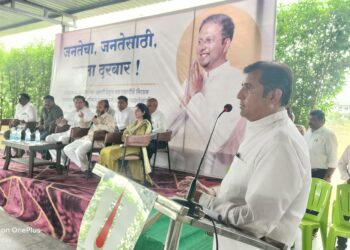 जनता दरबारात काम न करणाऱ्या अधिकाऱ्यांना धरले धारेवर