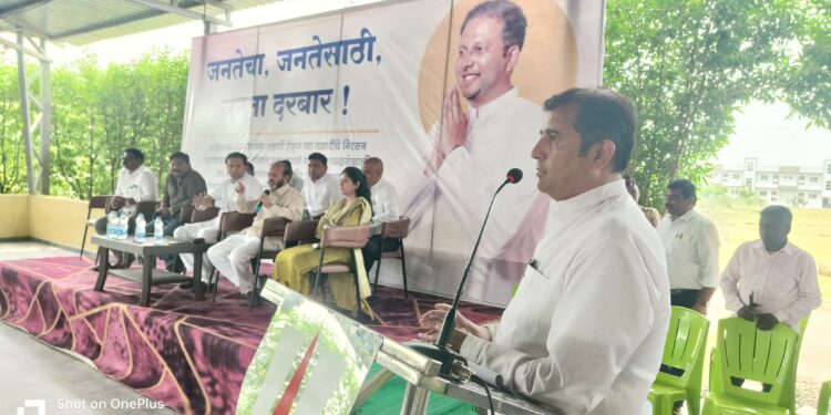 जनता दरबारात काम न करणाऱ्या अधिकाऱ्यांना धरले धारेवर