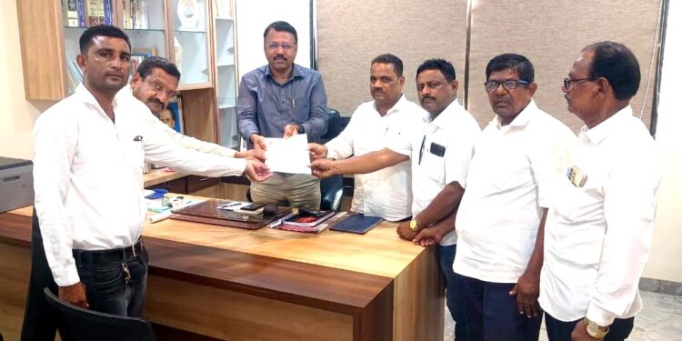 नंदुरबार पालिकेने नेमलेल्या ठेकेदाराची मनमानी  विविध आदिवासी सामाजिक संघटनांचे प्रशासनाला निवेदन