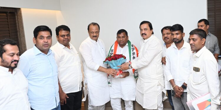 भरत गावित यांनी भाजपाला रामराम करीत उपमुख्यमंत्री अजित पवार यांच्या उपस्थितीत राष्ट्रवादीत केला प्रवेश