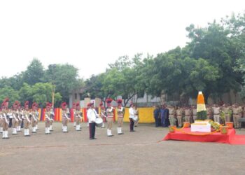 पोलीस स्मृती दिनी शहीदांना जिल्हा पोलीस दलातर्फे मानवंदना