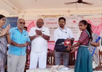 समर्थनम् ट्रस्ट-ओरेकल कंपनीच्या आर्थिक सहाय्याने मुलींसाठी किटचे गटशिक्षणाधिकारी यांच्या हस्ते वाटप