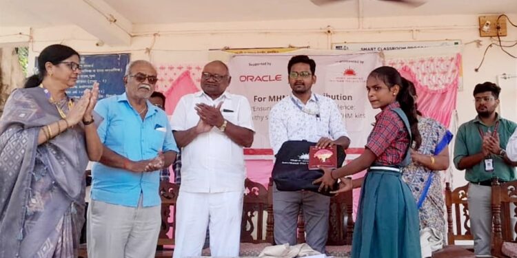 समर्थनम् ट्रस्ट-ओरेकल कंपनीच्या आर्थिक सहाय्याने मुलींसाठी किटचे गटशिक्षणाधिकारी यांच्या हस्ते वाटप