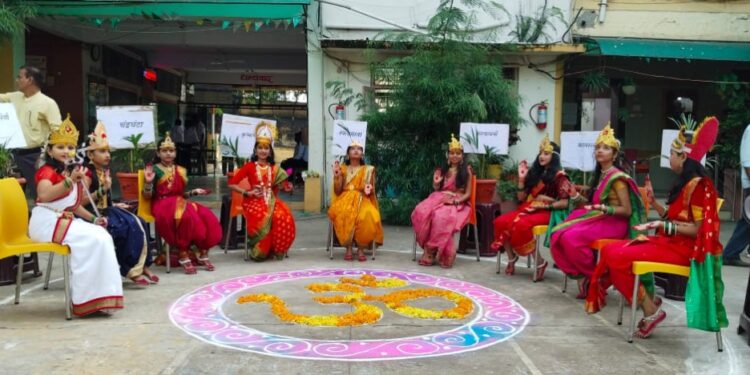 अकराशे विद्यार्थ्यांनी गायलेले शक्ती स्तोत्र, भय भीतीच्या सावटातून मुक्त होण्याचा उत्सवम्हणजे नवरात्रोत्सव ; सौ सुषमा शहा