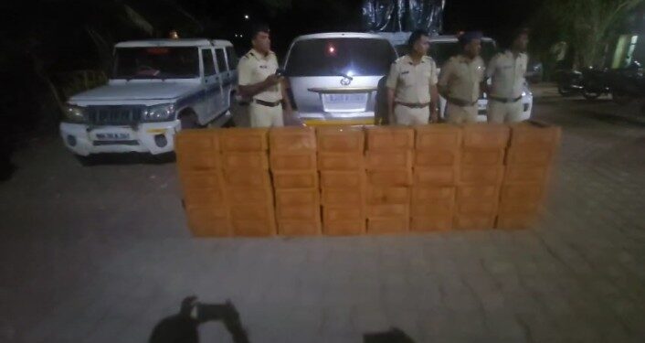 इनोव्हा कारसह सहा लखाचे अवैध विदेशी मद्य जप्त