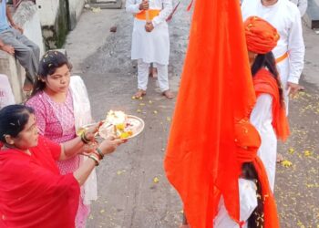 नवरात्रोत्सव : भगवा ध्वज मशालधारी बालिका व युवतींचे कुंकुम तिलक