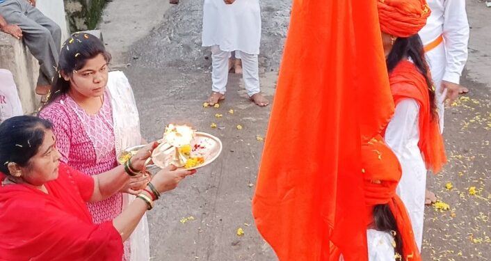 नवरात्रोत्सव : भगवा ध्वज मशालधारी बालिका व युवतींचे कुंकुम तिलक